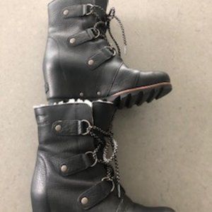 Sorel Joan of Arc Wedge Shearling line boot. Size 7.5 grey/slate